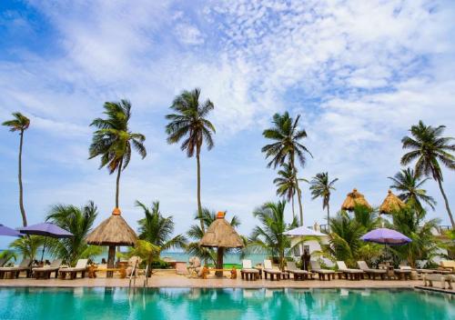 een zwembad in het topkwaliteit punta cana resort bij The C Resort & Residences in Prampram