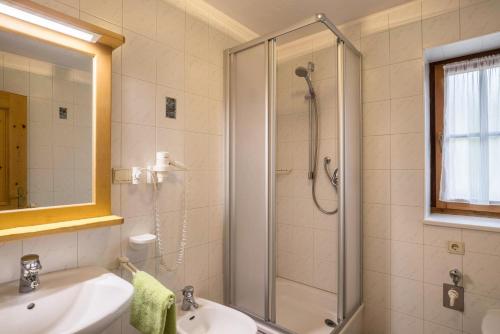 bagno con doccia e lavandino di Apartment Bärental Oberachrain a San Giacomo