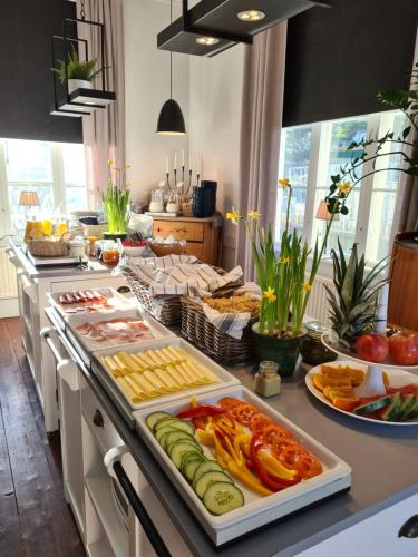 uma cozinha com um buffet de comida num balcão em Missionshuset Bed & Breakfast em Sandhamn