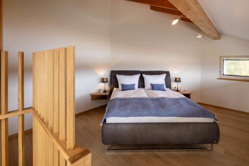 מיטה או מיטות בחדר ב-Stille x Weite - Hochwertige Wohnung mit See-Panorama