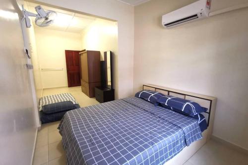 Säng eller sängar i ett rum på Mersing Fun Beach Home Services