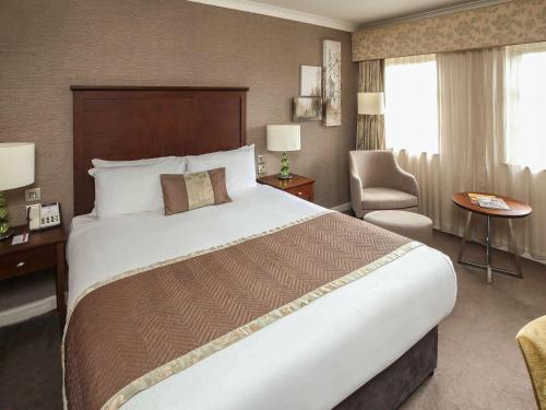 מיטה או מיטות בחדר ב-Mercure Exeter Southgate Hotel