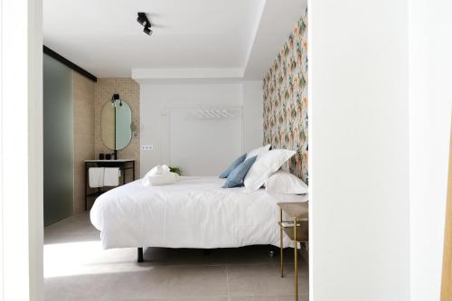 מיטה או מיטות בחדר ב-PATIOdeLUZ - Stylish apartments in Párraga 13