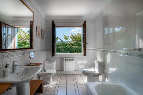 Kupatilo u objektu Casa Porto Cabanas by Upper Luxury Housing