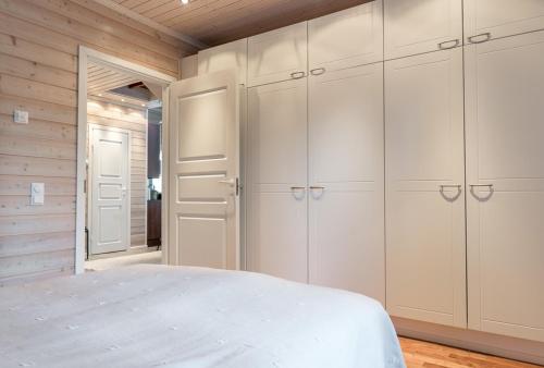 Schlafzimmer mit weißen Schränken und einem Bett in der Unterkunft Sarahovi A in Kalajoki