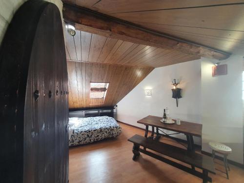 una camera con letto e tavolo di Typical mountain mansarda close to Fiera Rho Milano MIND a Pero
