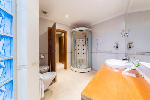 A bathroom at Montado Hotel & Golf Resort