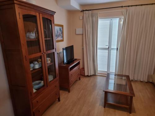 Televisyen dan/atau pusat hiburan di Duplex extraordinario naturista en Vera Playa!