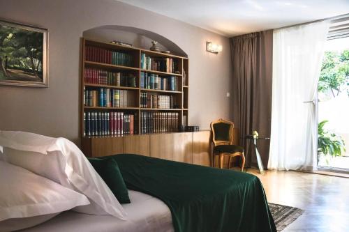 Perpustakaan di rumah tamu ini