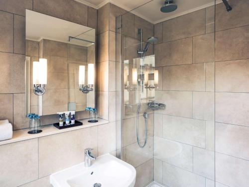 La salle de bains est pourvue d'une douche et d'un lavabo. dans l'établissement Mercure Oxford Eastgate Hotel, à Oxford