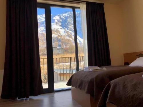 Postel nebo postele na pokoji v ubytování Hotel Horizon Kazbegi