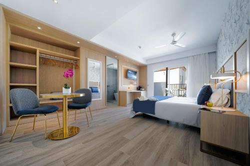 A bed or beds in a room at Broncemar Beach Suites