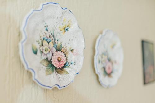 a couple of plates hanging on a wall at Vila Verona Sobe in Palić