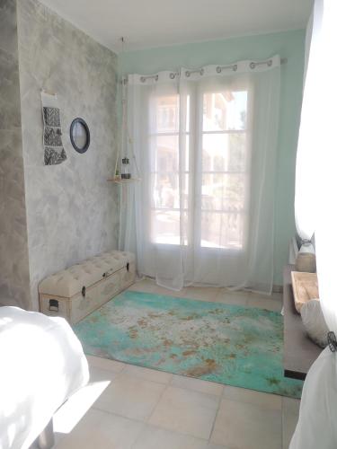 Ένα ή περισσότερα κρεβάτια σε δωμάτιο στο Villa Tiki