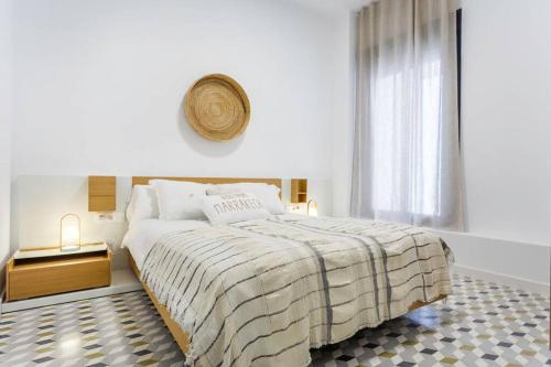 A bed or beds in a room at Pop Art, 2BD ground Central Apartment