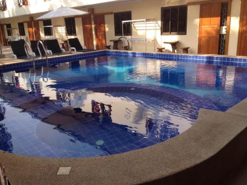 uma grande piscina num quarto de hotel em Happy Valley Pattaya em Praia de Jomtien