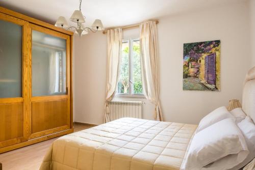 a bedroom with a bed and a window at Villa Cinzia-150 mt from the beach in Mondello