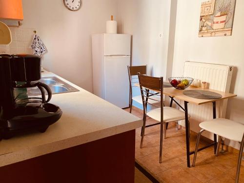 Cuisine ou kitchenette dans l'établissement Unique Apartment with all Comforts!
