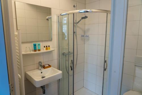 y baño con ducha y lavamanos. en Luttik Oudorp 30 en Alkmaar