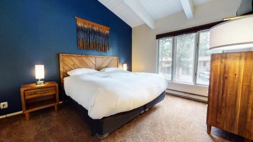 Een bed of bedden in een kamer bij Chateau de Montagne #29 Condo