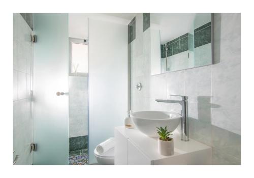 ein weißes Badezimmer mit Waschbecken und Toilette in der Unterkunft Kastri Mare Sea View Residences by Estia in Keratókambos