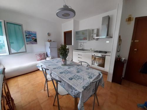 cocina con mesa y sofá en una habitación en Casa Vacanze da Franco en Martinsicuro