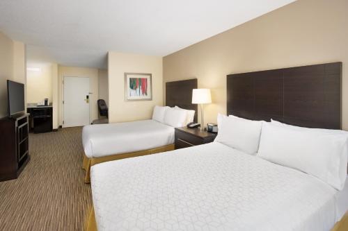 Ένα ή περισσότερα κρεβάτια σε δωμάτιο στο Holiday Inn Express & Suites Alpharetta by IHG