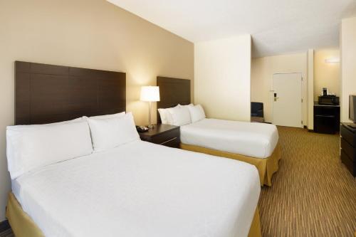 Ένα ή περισσότερα κρεβάτια σε δωμάτιο στο Holiday Inn Express & Suites Alpharetta by IHG