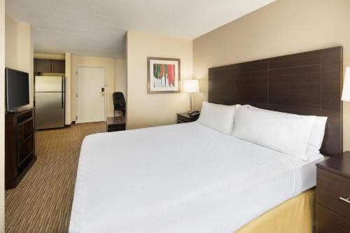 Ένα ή περισσότερα κρεβάτια σε δωμάτιο στο Holiday Inn Express & Suites Alpharetta by IHG