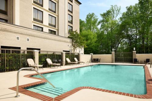 The swimming pool at or close to Holiday Inn Express & Suites Alpharetta, an IHG Hotel