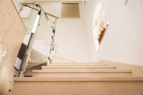 a staircase with a flower arrangement on the wall at Adria centar Koćuša in Ljubuški