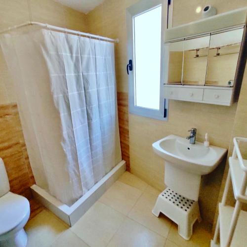 プエルト・デ・モガンにあるVista Parqのバスルーム(トイレ、洗面台、シャワー付)