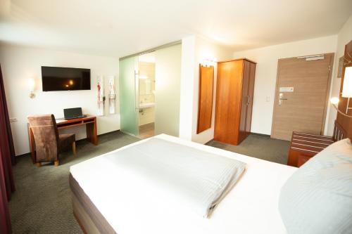 Ein Bett oder Betten in einem Zimmer der Unterkunft Stadthotel Giengen