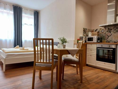 a kitchen and dining room with a table and chairs at Dorf.Apart in Neustift im Stubaital