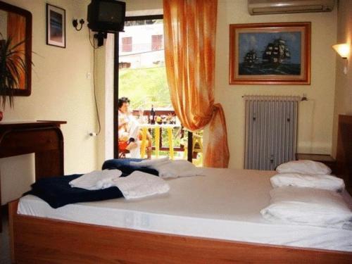 Ένα ή περισσότερα κρεβάτια σε δωμάτιο στο Ξενοδοχείο Πετούνια