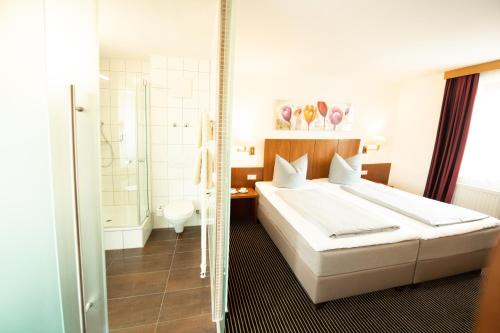 Ein Bett oder Betten in einem Zimmer der Unterkunft Stadthotel Giengen
