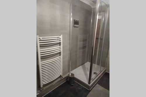 W łazience znajduje się prysznic ze szklanymi drzwiami. w obiekcie The Cottage - Hot Tub - nr Glasgow - self check-in w mieście Coatbridge