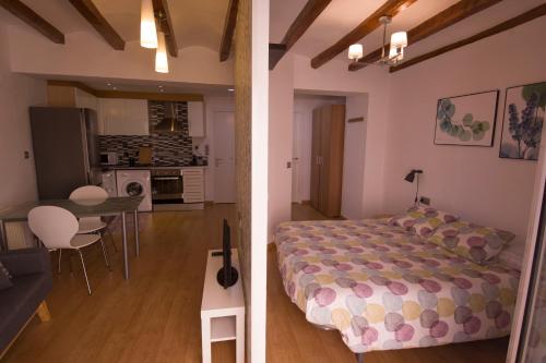 a bedroom and a living room with a bed and a kitchen at MORELLA CENTRO Apartamento-Loft in Morella