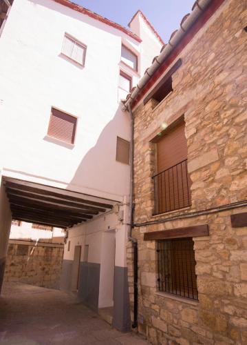 an alley between two buildings with a white building at MORELLA CENTRO Apartamento-Loft in Morella