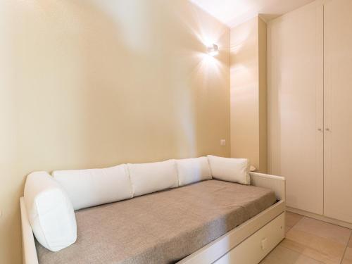 a room with a bench in a room at B&B Giglio di Chia in Domus de Maria