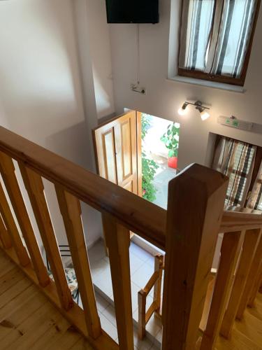 un escalier avec vue sur une chambre dans l'établissement Glaros Guesthouse, à Hydra