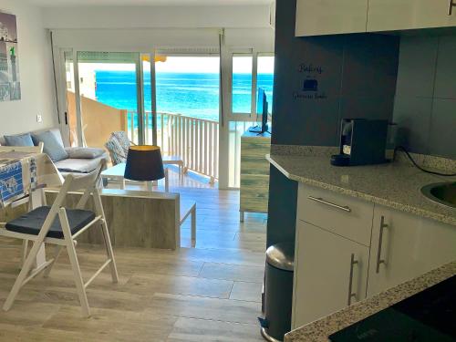 Kuchyň nebo kuchyňský kout v ubytování Apartamento entre dos mares