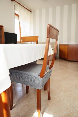 a chair with a bed on top of it at Appartamento L'arancio in Recanati