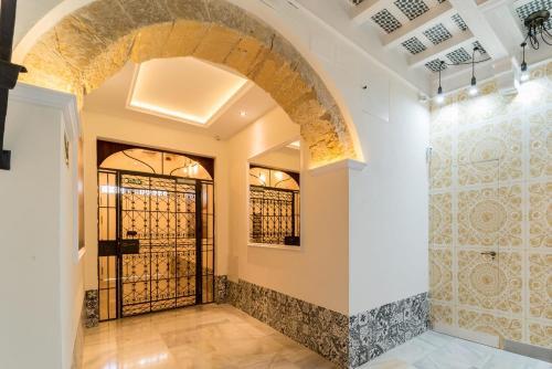 una sala de degustación con puerta a una bodega en Apartamento Cadiz Centro Fabio Rufino en Cádiz