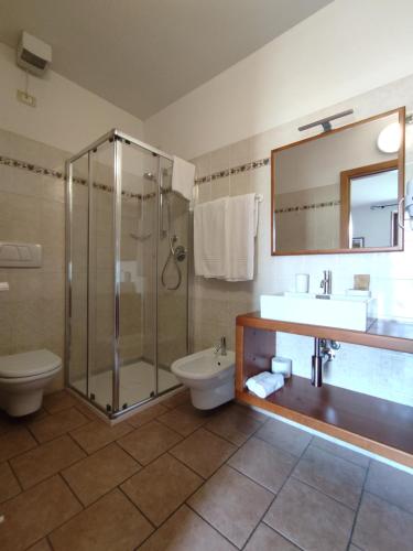 コラ・ディ・ラツィーゼにあるAgriturismo La Vignaのバスルーム(シャワー、トイレ、シンク付)