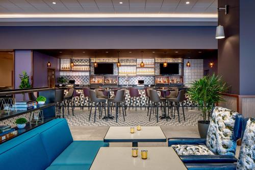 Zona de lounge sau bar la Hyatt Place Tampa Downtown