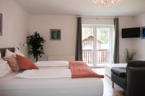מיטה או מיטות בחדר ב-Apartment Haus Sagerer near Attersee and Mondsee