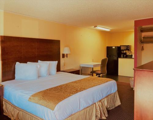 Habitación de hotel con cama grande y cocina en River Side Inn New Port Richey, en New Port Richey