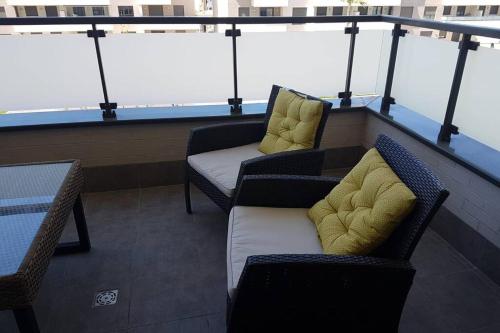 2 sillas y un sofá en el balcón en Precioso apartamento en la Costa del Sol, en Torremolinos