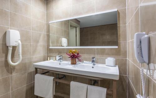 Un baño de Hotel Nour Congress & Resort